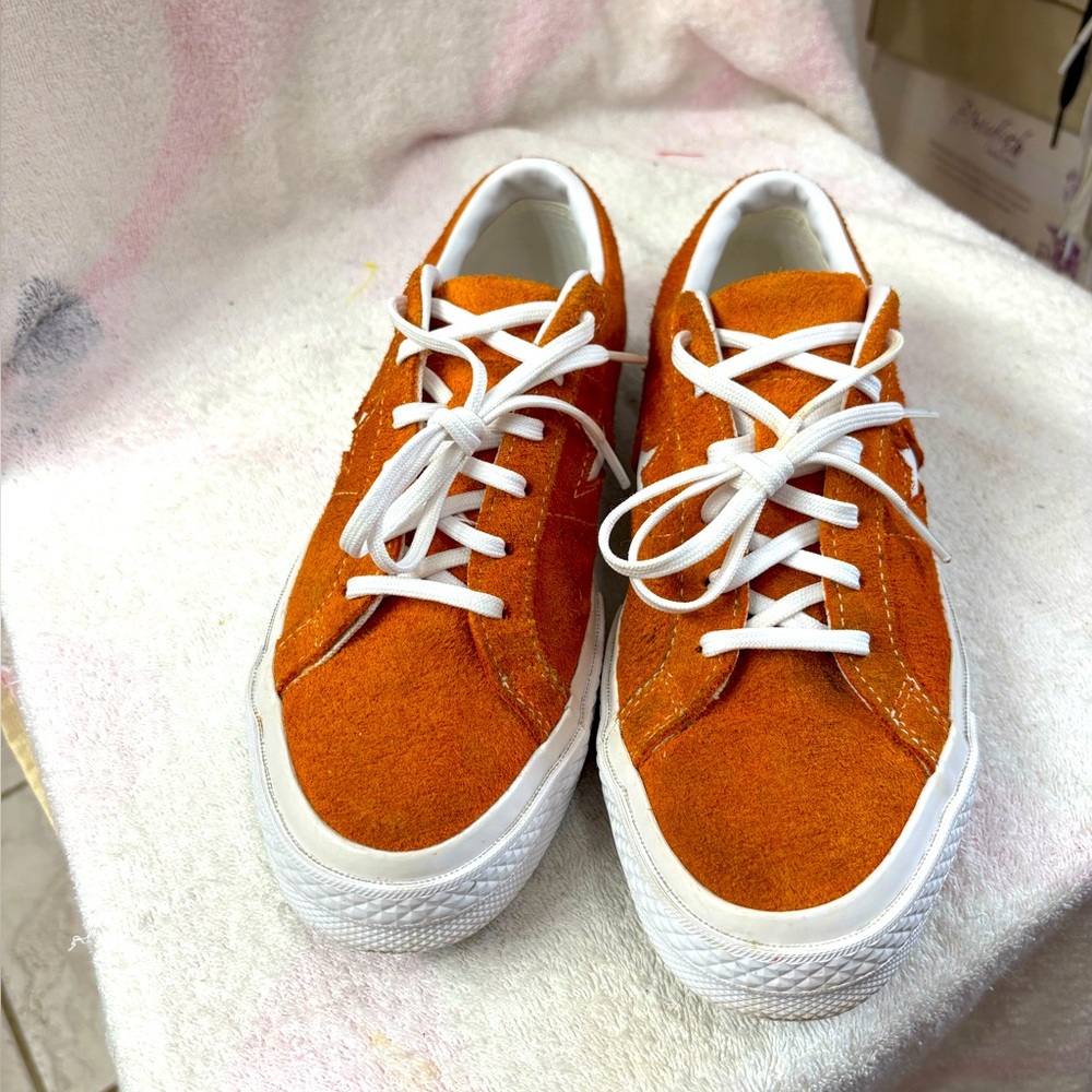 Converse One Star Ox
Vintage Suede 'Bold Mandarin' Kid & Men Sz 6 / Women’s Sz 8